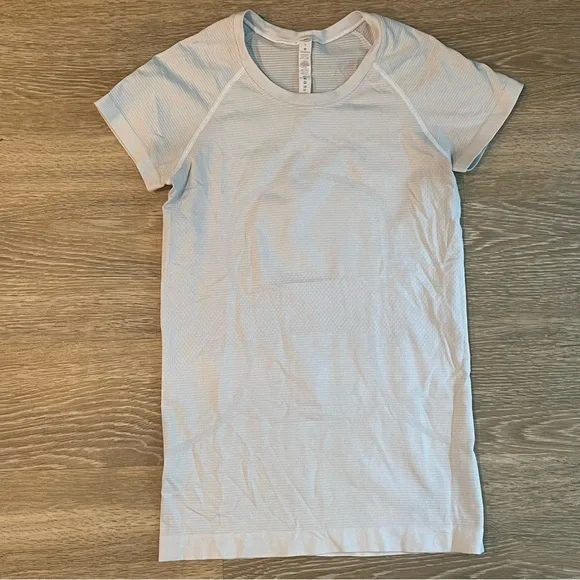 Lululemon swiftly tee - Picture 2 of 3